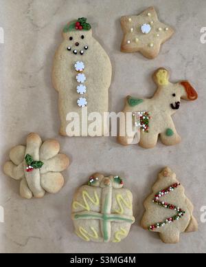 Sélection de biscuits de Noël faits maison pour enfants Banque D'Images