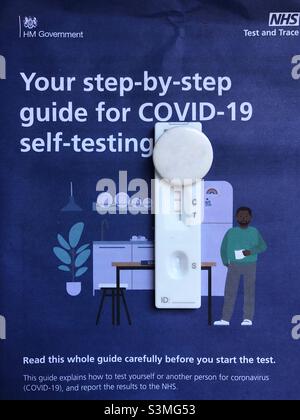 Kit d'auto-test UK NHS Test de débit latéral montrant un résultat positif pour Covid-19 Banque D'Images