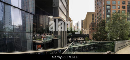 High Line Promenade par West 30th Street, marché alimentaire et restaurant Mercado Little Spain dans le quartier moderne de Hudson yards Banque D'Images