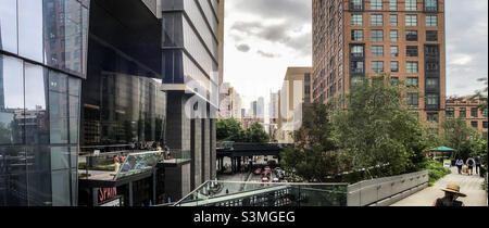 High Line Promenade par West 30th Street, marché alimentaire et restaurant Mercado Little Spain dans le quartier moderne de Hudson yards Banque D'Images