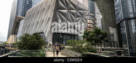 High Line Promenade par West 30th Street, le Bloomberg Building dans le quartier moderne de Hudson yards Banque D'Images