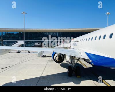L'avion britannique des voies aériennes est stationné sur le tarmac en face de l'aéroport international de Gibraltar Banque D'Images