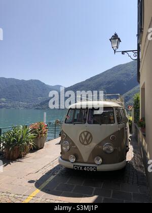 Lac de Lugano Italie excursion d'été VW Split Screen Camper van Banque D'Images