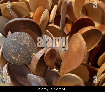 Une collection de cuillères en bois souvenirs du monde entier, y compris celles en noix de coco Banque D'Images