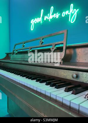 Vieux piano et enseigne au néon bonne vibes seulement Banque D'Images