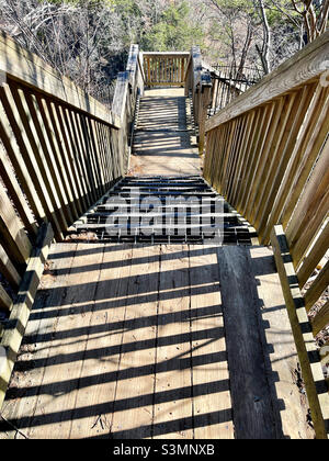 Escalier de randonnée en bois menant vers le bas à une vue sur une montagne. Banque D'Images