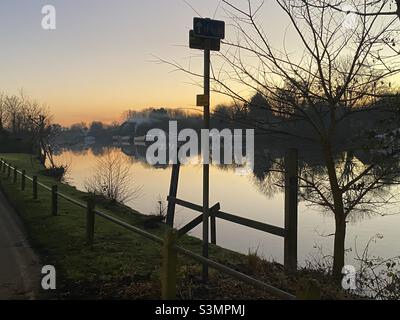 Coucher de soleil d'hiver sur la Tamise Banque D'Images