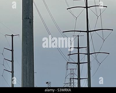 Lignes électriques haute tension sur le côté ouest de la vallée de Salt Lake, Utah, États-Unis. Banque D'Images