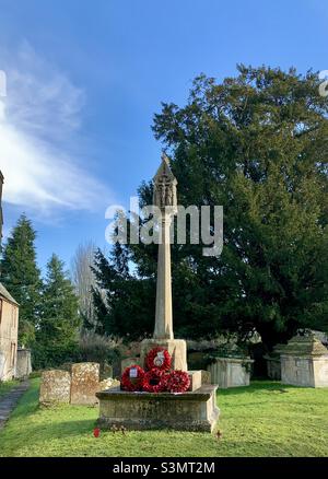 Un mémorial à ceux qui sont morts dans la guerre, dans un cimetière de village anglais.Couronnes de coquelicot en démonstration Banque D'Images