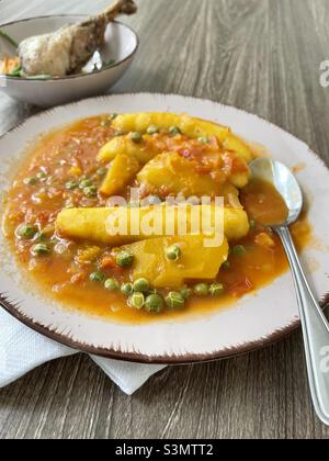 Matoke, plantain vert, nourriture est-africaine, Ndizi na Nyama ya turquie, plat tanzanien, ragoût de banane, ragoût de banane vert Banque D'Images