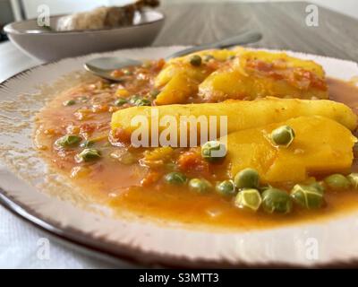 Matoke, plantain vert, nourriture est-africaine, Ndizi na Nyama ya turquie, plat tanzanien, ragoût de banane, ragoût de banane vert Banque D'Images