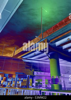 Une photo modifiée du nouvel aéroport international de Salt Lake City, prise dans la zone de ramassage des passagers en novembre 2021.L'application IOS Shift a été utilisée pour créer l'effet négatif ou inversé coloré Banque D'Images