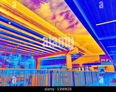 Une photo modifiée du nouvel aéroport international de Salt Lake City, prise dans la zone de ramassage des passagers en novembre 2021.L'application IOS Shift a été utilisée pour créer l'effet négatif ou inversé coloré Banque D'Images