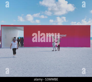 4 décembre 2021, 55 levers par Sho Shibuya présenté par Saint Laurent pour Miami Art Basel, sur la plage à 17th Street, South Beach, Miami Beach, Floride, États-Unis,Amérique du Nord Banque D'Images