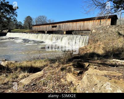 Watson Mill Bridge et le South Fork River à Comer Georgia USA. Banque D'Images