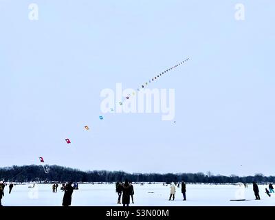 Festival du lac Harriet Kite.Un cerf-volant coréen coloré survolant un lac gelé dans le Minnesota janvier hiver. Banque D'Images