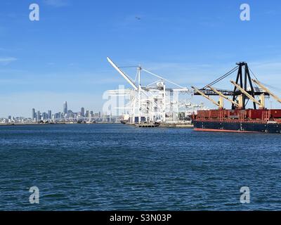 Port d'Oakland grues d'expédition avec la ligne d'horizon de San Francisco. Banque D'Images