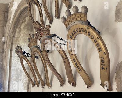 Certains des fers à cheval exposés au château d'Oakham, y compris ceux donnés par Lord Ranksborough et le duc d'Argyll Banque D'Images