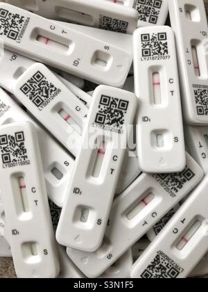 Fond complet du coronavirus des kits de test COVID-19 à flux latéral avec espace de copie Banque D'Images