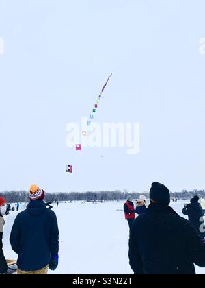 Korean Wave train cerf-volant au festival d'hiver de Minneapolis Kite sur Frozen Lake Harriet, dans le Minnesota. Banque D'Images