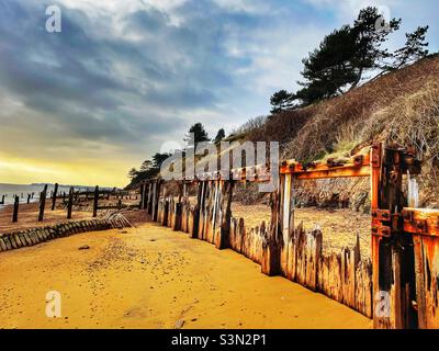 Groynes en bois érodées Bawdsey Ferry Suffolk Angleterre Banque D'Images