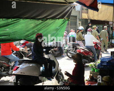 La police (en chemise verte) inspecte les fleuristes de la rue le Van Phan, Phu Thuy, Phan Thiet, Binh Thuan, Vietnam (29 janvier 2022 à 11h35) Banque D'Images