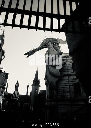 Dragon de Gringott au sommet de la Wizarding Bank de Gringott - Diagon Alley, The Wizarding World of Harry Potter, Universal Studios, Orlando, Floride, États-Unis Banque D'Images