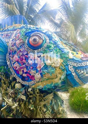 Sculpture de poisson faite de plastiques et de métaux trouvés dans l'océan - conçu par le projet de lavage à terre, exposé à SeaWorld, Floride, États-Unis Banque D'Images