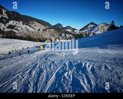 Ski sur les pistes dans les Alpes allemandes. Banque D'Images