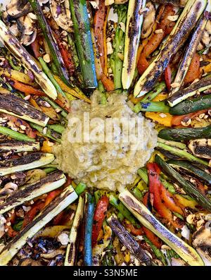 Assiette de légumes grillés au charbon de bois avec sauce à l'aubergine au centre Banque D'Images