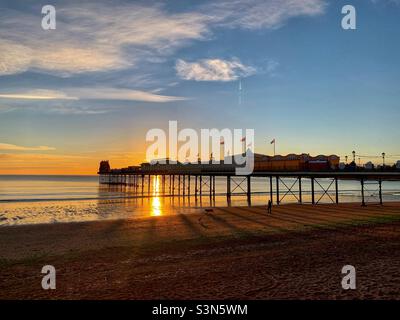 Lever du soleil à Paignton Pier Banque D'Images