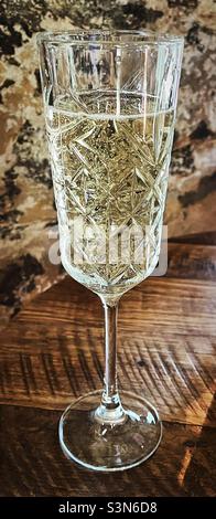 « Crystal Cut Class » un verre de champagne dans un verre de cristal Banque D'Images