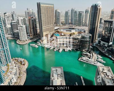 Vue sur la marina de Dubaï dans les Émirats arabes Unis Banque D'Images