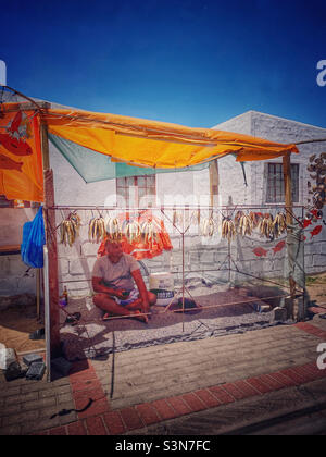 Vendeur de rue vendant des bokkoms, Paternoster, Afrique du Sud. Banque D'Images