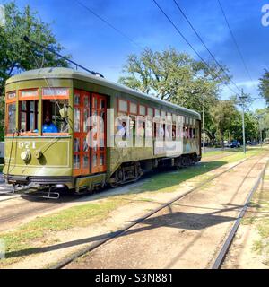 St Charles Streetcar dans le quartier des jardins de la Nouvelle-Orléans Banque D'Images