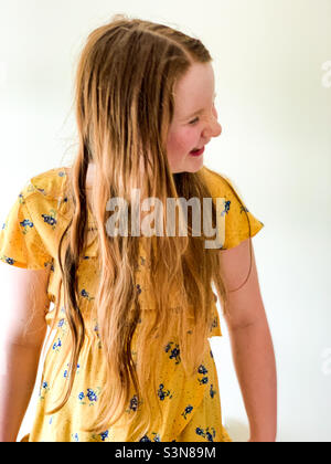 Jeune fille de 11 ans souriant Banque D'Images