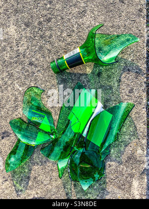 Bouteille de hooch en verre écrasé Banque D'Images