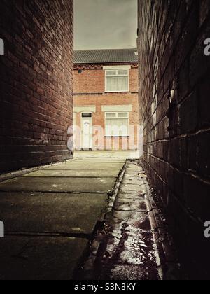 Vue sur une maison mitoyenne depuis une ruelle arrière dans le nord de l'Angleterre avec espace de copie Banque D'Images