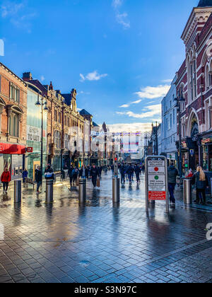 Briggate la principale zone commerçante du centre-ville de Leeds Banque D'Images