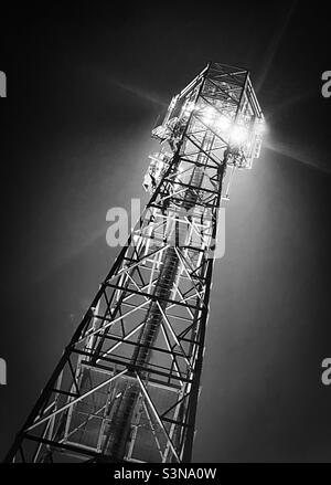 Les projecteurs « sous les lumières » illuminent le ciel nocturne pour un coup de pied en hiver dans la Ligue anglaise de football Banque D'Images