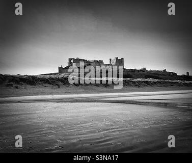 'Le château' Château de Bamburgh depuis la plage en noir et blanc classique Banque D'Images