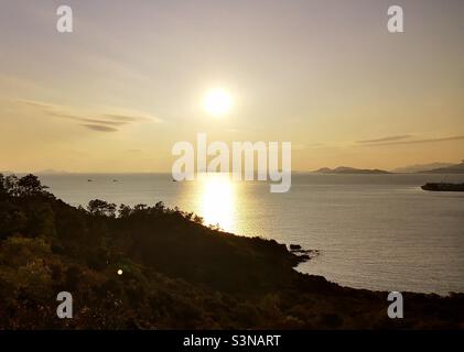 Un joli coucher de soleil vu de l'île de Lamma à Hong Kong. Banque D'Images