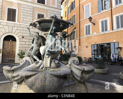 Fontana delle Tartarughe (la Fontaine de la Tortue) en Italie Fontaine de Rome du sculpteur Taddeo Landini Banque D'Images