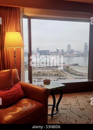 Vue sur le port de Victoria depuis une belle chambre de l'hôtel Mandarin Oriental de Hong Kong. Banque D'Images
