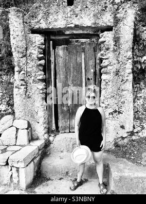 Arrêt par une vieille porte cadre sur notre randonnée aux ruines du moulin à papier à la Valle delle Ferriere. Banque D'Images