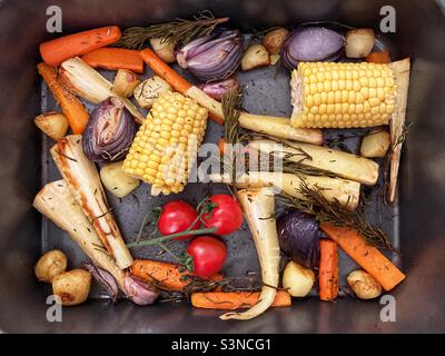 Rôtir les légumes cuits dans un plat à rôtir Banque D'Images