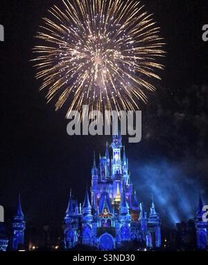 Le château de Cendrillon à Magic Kingdom Walt Disney World, en Floride, avec de grands feux d'artifice Banque D'Images