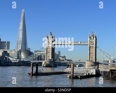 Tower Bridge à Londres, avec le Shard, Banque D'Images