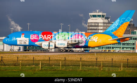 Manchester, Royaume-Uni - 18 décembre 2021 : Emirates Airbus A380 (A6-EES 'Dubai EXPO' livraison Magic) arrivant à l'aéroport de Manchester. Banque D'Images