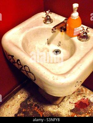 Un vieux lavabo décrépite dans un bar de la Nouvelle-Orléans. Banque D'Images